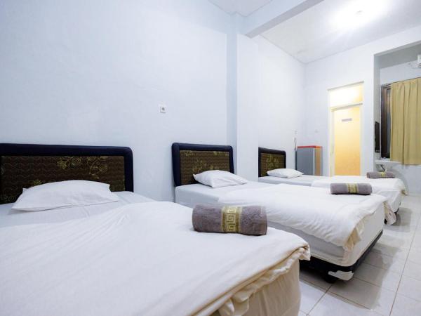 Marcello Residence Siwalankerto near Petra University Surabaya Mitra RedDoorz : photo 2 de la chambre chambre triple
