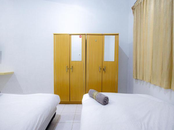 Marcello Residence Siwalankerto near Petra University Surabaya Mitra RedDoorz : photo 7 de la chambre chambre triple