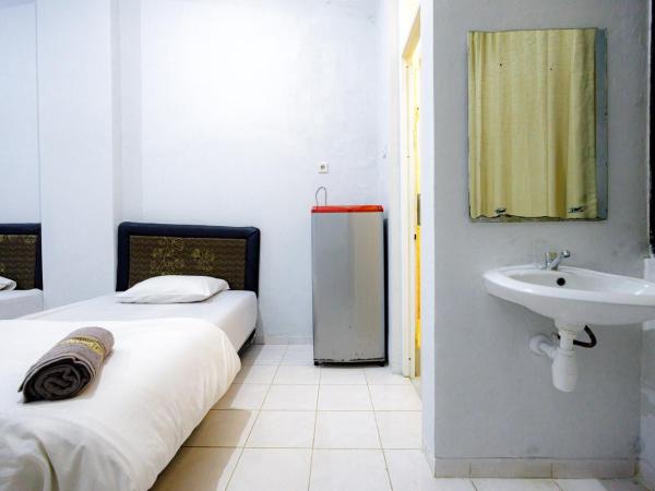 Marcello Residence Siwalankerto near Petra University Surabaya Mitra RedDoorz : photo 8 de la chambre chambre triple