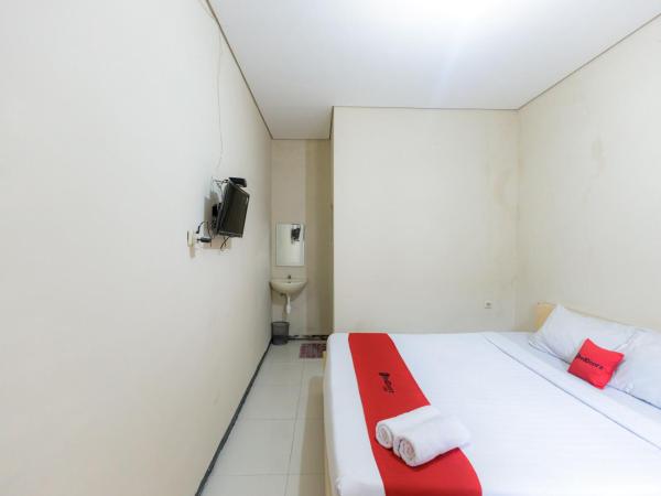 RedDoorz at Osuko Residence Sukomanunggal Jaya : photo 1 de la chambre chambre double standard
