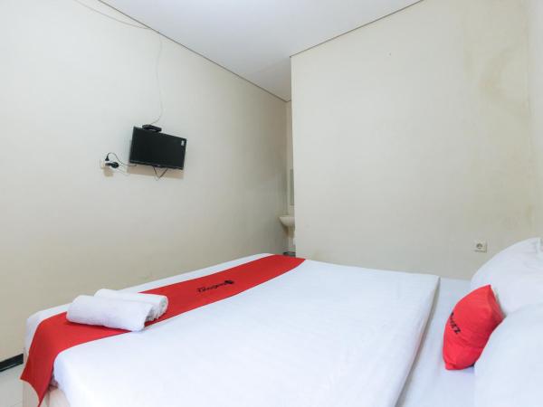 RedDoorz at Osuko Residence Sukomanunggal Jaya : photo 2 de la chambre chambre double standard