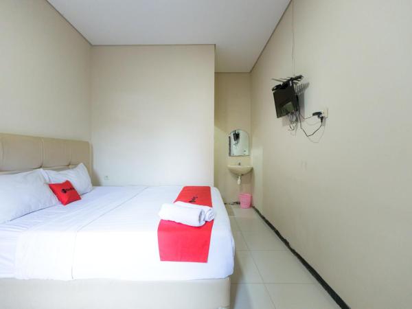 RedDoorz at Osuko Residence Sukomanunggal Jaya : photo 3 de la chambre chambre double standard