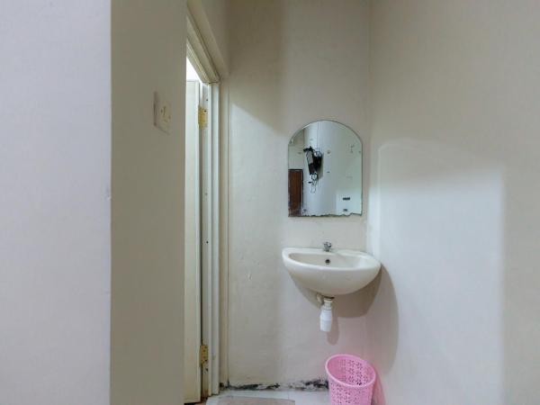 RedDoorz at Osuko Residence Sukomanunggal Jaya : photo 4 de la chambre chambre double standard