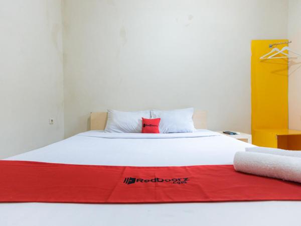 RedDoorz at Osuko Residence Sukomanunggal Jaya : photo 5 de la chambre chambre double standard