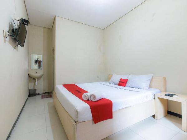 RedDoorz at Osuko Residence Sukomanunggal Jaya : photo 7 de la chambre chambre double standard