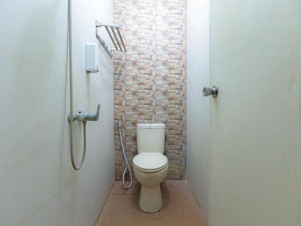RedDoorz at Osuko Residence Sukomanunggal Jaya : photo 8 de la chambre chambre double standard