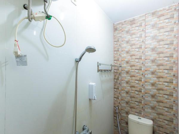 RedDoorz at Osuko Residence Sukomanunggal Jaya : photo 9 de la chambre chambre double standard