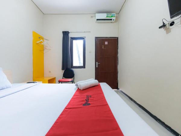 RedDoorz at Osuko Residence Sukomanunggal Jaya : photo 10 de la chambre chambre double standard