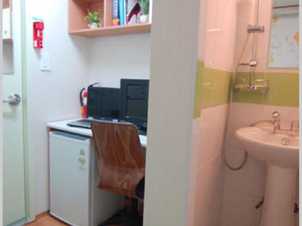 Hub House livingtel : photo 1 de la chambre chambre simple avec douche 