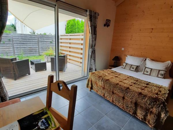 Au Coeur des Lacs - Chambres d'hôtes : photo 6 de la chambre chambre double avec terrasse - belbriette