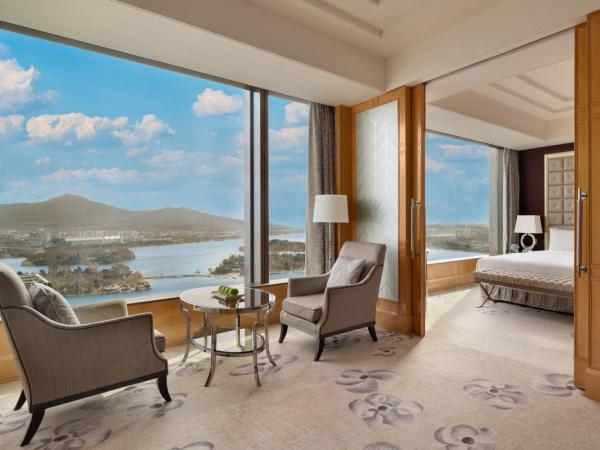 Shangri-La Nanjing : photo 1 de la chambre grande chambre lit king-size premier horizon – vue sur lac