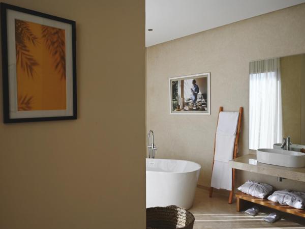 Maison Kenoosha : photo 1 de la chambre chambre double deluxe avec baignoire