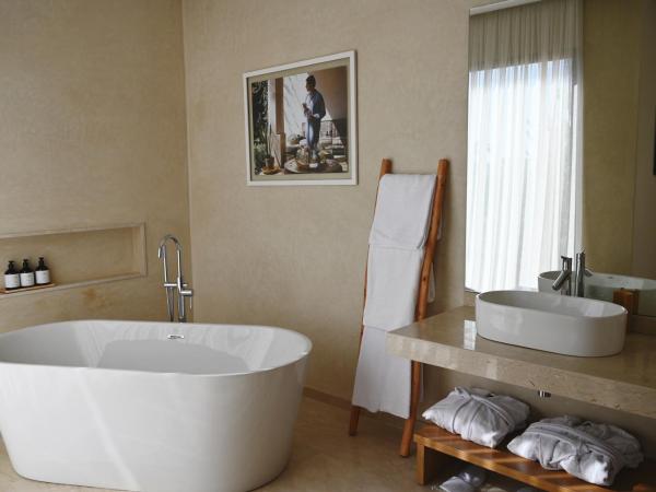Maison Kenoosha : photo 4 de la chambre chambre double deluxe avec baignoire