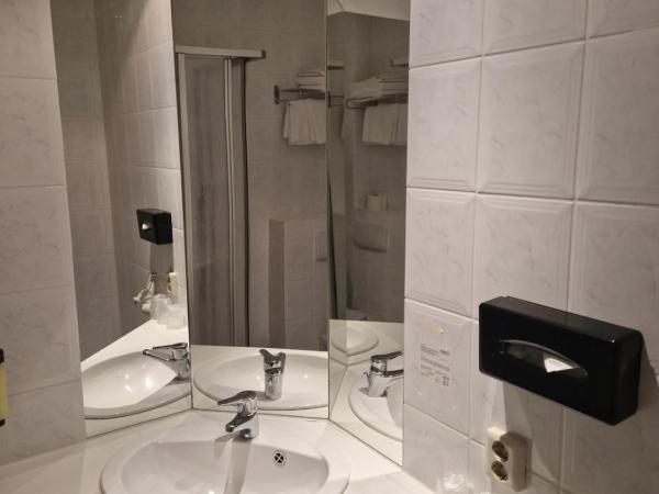 ITM Entrée Glinde Restaurant & Tagungshotel : photo 6 de la chambre chambre triple standard