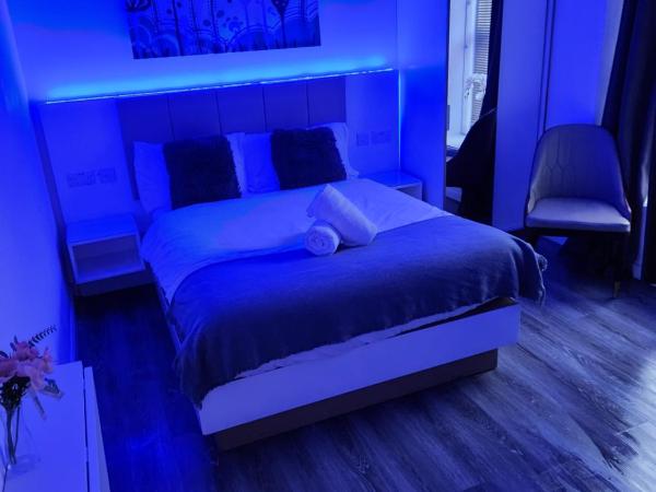 Crosskeys Edinburgh : photo 2 de la chambre chambre double avec salle de bains privative