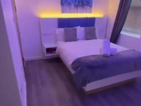 Crosskeys Edinburgh : photo 2 de la chambre chambre familiale avec salle de bains