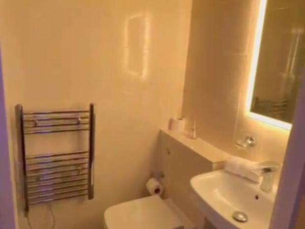 Crosskeys Edinburgh : photo 3 de la chambre chambre familiale avec salle de bains