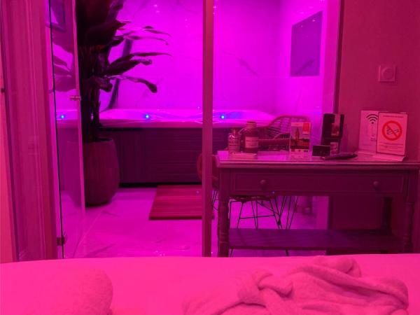 Au 30 : photo 5 de la chambre suite avec jacuzzi hammam 