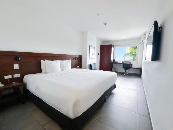 Park Inn by Radisson Mazatlan : photo 3 de la chambre chambre lit king-size - non-fumeurs