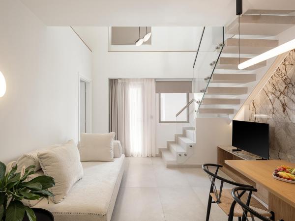 Iperion Beach Hotel : photo 8 de la chambre superior maisonette with hot tub