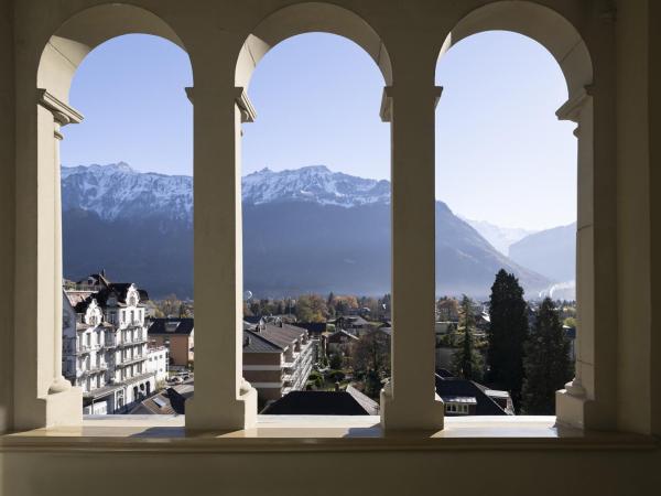 Grand Hotel Beau Rivage Interlaken : photo 7 de la chambre chambre lit king-size deluxe avec balcon - vue sur montagne