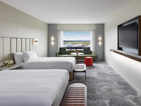 PARKROYAL Melbourne Airport : photo 1 de la chambre chambre lits jumeaux de luxe avec vue