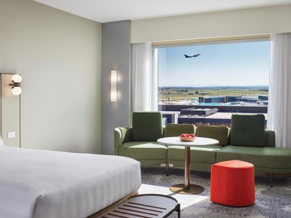 PARKROYAL Melbourne Airport : photo 2 de la chambre chambre lits jumeaux de luxe avec vue