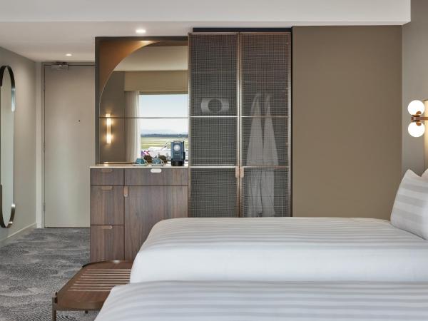PARKROYAL Melbourne Airport : photo 4 de la chambre chambre lits jumeaux de luxe avec vue