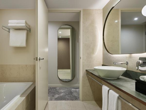 PARKROYAL Melbourne Airport : photo 3 de la chambre chambre lits jumeaux de luxe avec vue