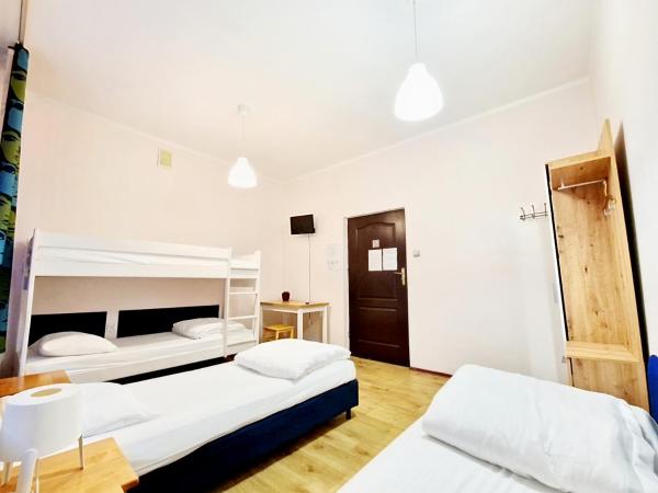 Hostel Helvetia - PRIVATE ROOMS in CITY CENTER and OLD TOWN : photo 3 de la chambre chambre lits jumeaux avec lit d’appoint - 301