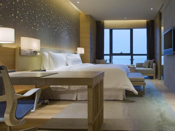 The Westin Chongqing Liberation Square : photo 1 de la chambre hébergement premier lit king-size - vue sur rivière