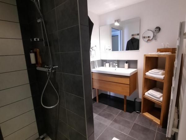 Au Coeur des Lacs - Chambres d'hôtes : photo 3 de la chambre chambre lit king-size avec terrasse - cellet