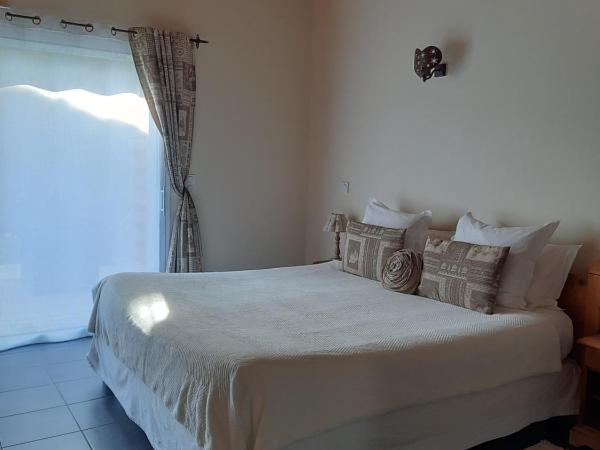 Au Coeur des Lacs - Chambres d'hôtes : photo 7 de la chambre chambre lit king-size avec terrasse - cellet