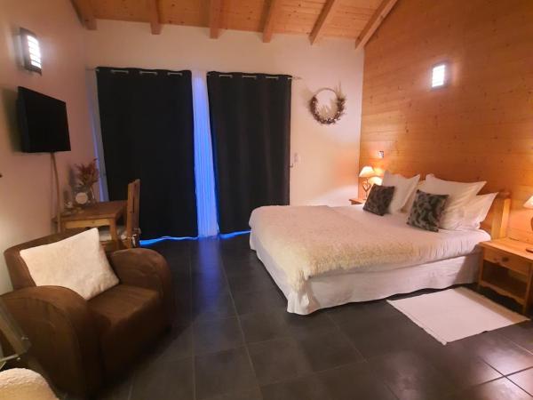 Au Coeur des Lacs - Chambres d'hôtes : photo 5 de la chambre chambre double avec terrasse - grouvelin