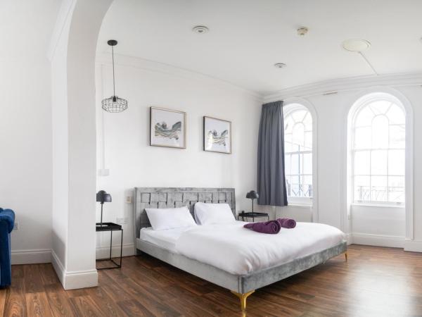 Safestay London Elephant & Castle : photo 1 de la chambre chambre familiale supérieure avec 4 lits et salle de bains privative