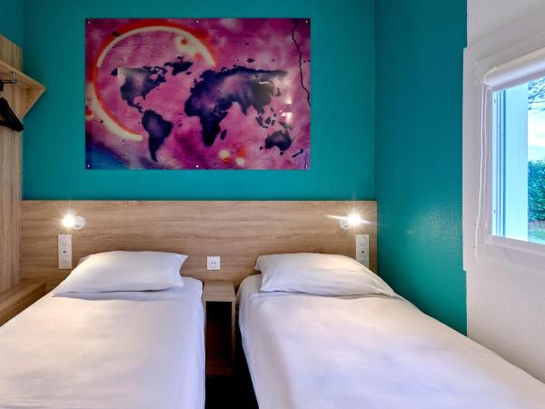 Kyriad Direct Narbonne Sud : photo 1 de la chambre chambre lits jumeaux avec 2 lits simples, connexion wi-fi gratuite, climatisation et douche