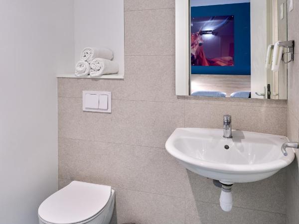 Kyriad Direct Narbonne Sud : photo 6 de la chambre chambre triple avec 1 lit simple, 1 lit double, connexion wi-fi gratuite, climatisation et douche