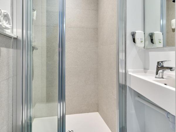 Kyriad Direct Narbonne Sud : photo 6 de la chambre chambre standard avec 1 lit double, connexion wi-fi gratuite, climatisation et douche