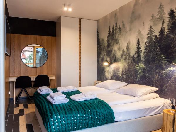 APARTHOTEL ROYAL RESORT SPA Zakopane : photo 3 de la chambre two bedroom apartment forrest in the fog