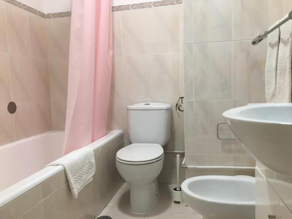 Discovery Apartment Expo : photo 4 de la chambre chambre familiale avec salle de bains privative