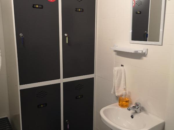 Hostel de las Facultades : photo 3 de la chambre chambre quadruple avec salle de bains privative
