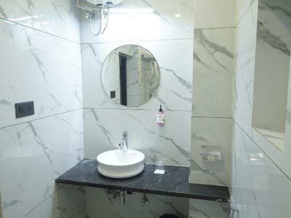 Hotel Banjara Retreat : photo 1 de la chambre suite lit king-size avec balcon