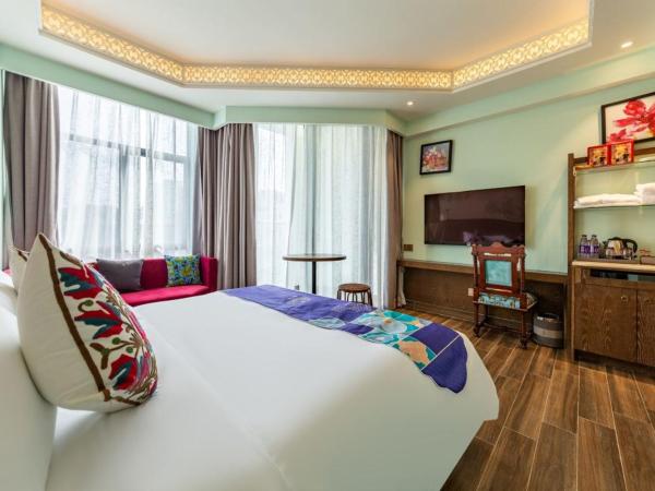Overseas Chinese Town Nanyang Inn : photo 3 de la chambre chambre lit king-size avec balcon