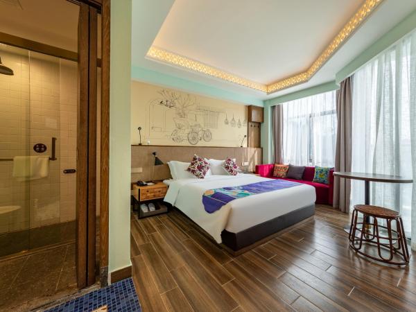 Overseas Chinese Town Nanyang Inn : photo 1 de la chambre chambre lit king-size avec balcon