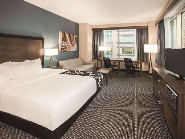 La Quinta by Wyndham Chicago Downtown : photo 4 de la chambre chambre lit king-size exécutive avec canapé-lit