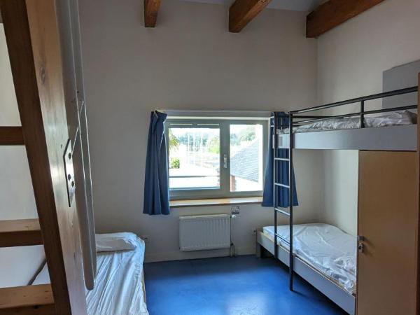 Auberge de Jeunesse HI Cherbourg : photo 1 de la chambre chambre de 5 lits avec douche