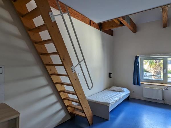 Auberge de Jeunesse HI Cherbourg : photo 3 de la chambre chambre de 5 lits avec douche