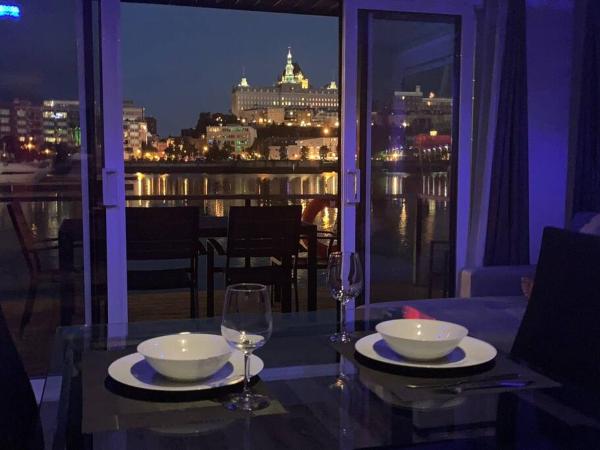 Marina Port de Québec 1 - Maison flottante : photo 1 de la chambre mobile home