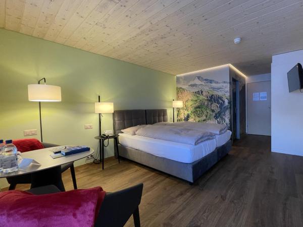 Ferien- und Familienhotel Alpina Adelboden : photo 1 de la chambre chambre double deluxe avec balcon