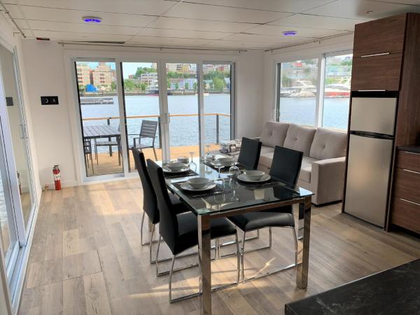 Marina Port de Québec 2 - Maison flottante : photo 1 de la chambre mobile home